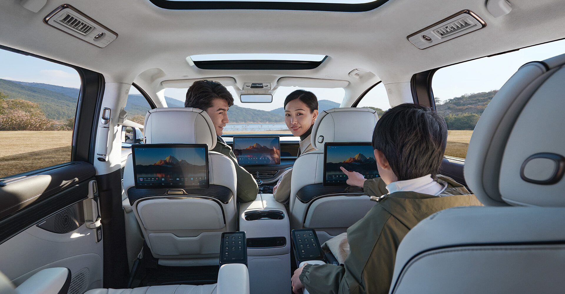 全球首搭九屏互联